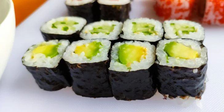 Pestrobarevné sushi sety: 28, 44 nebo 70 rolek s rybami i zeleninou