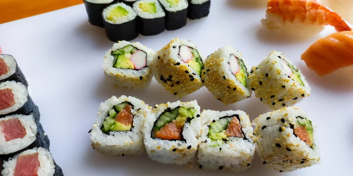 Pestrobarevné sushi sety: 28, 44 nebo 70 rolek s rybami i zeleninou