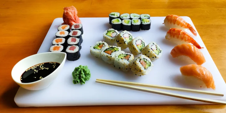 Pestrobarevné sushi sety: 28, 44 nebo 70 rolek s rybami i zeleninou