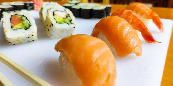 Pestrobarevné sushi sety: 28, 44 nebo 70 rolek s rybami i zeleninou