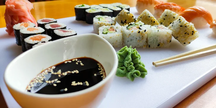 Pestrobarevné sushi sety: 28, 44 nebo 70 rolek s rybami i zeleninou