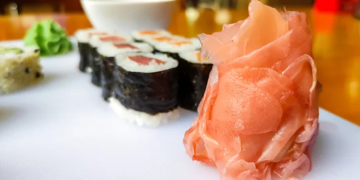 Pestrobarevné sushi sety: 28, 44 nebo 70 rolek s rybami i zeleninou