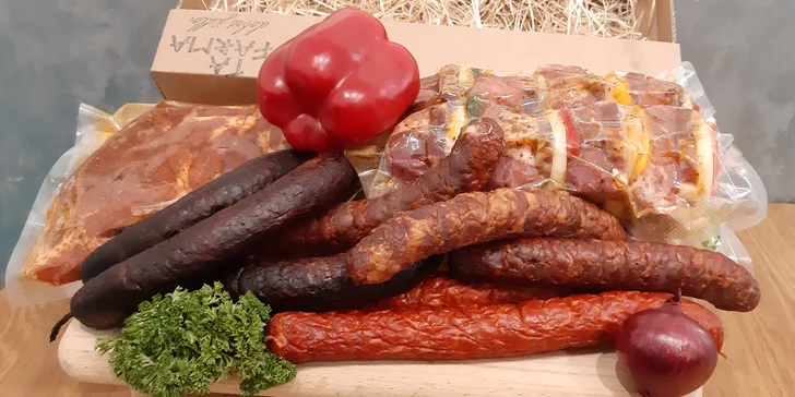 Farmářská bedýnka plná českého masa na gril: steaky, špízy i klobásy