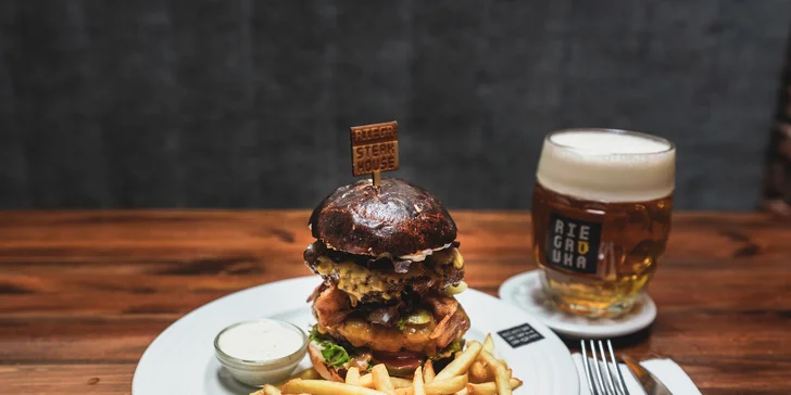 Do Riegrovky za vyhlášeným jídlem a pitím: Angus burger v double verzi a piva, co hrdlo ráčí