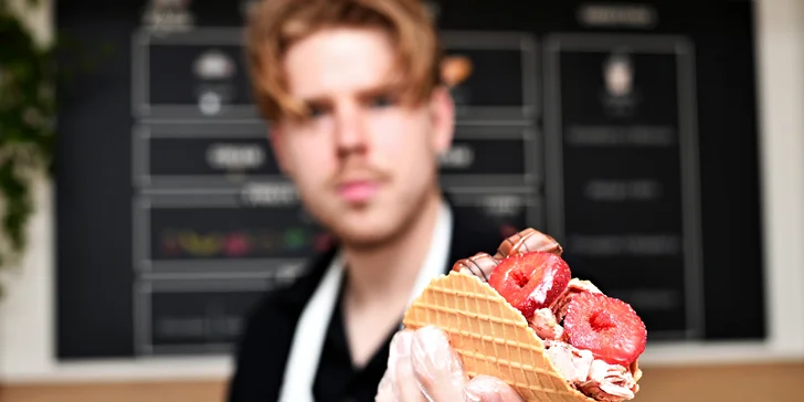 Osvěžení na Národní třídě: rolovaná zmrzlina v kelímku nebo v tacos i ovocné smoothie