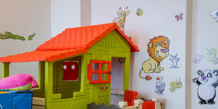 V herně najdete míčkový bazén, domeček, plyšáky, kostky i koutek na malování.