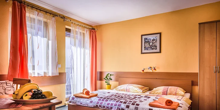 Ubytujete se ve dvou- nebo třílůžkových pokojích.