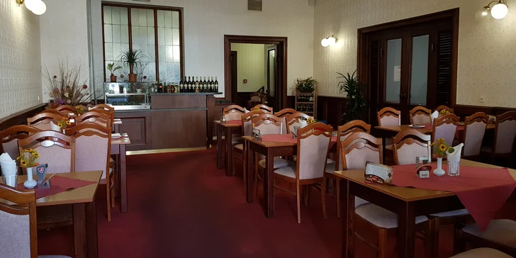 V ceně máte snídaně formou bufetu a večeře formou výběru z menu. 