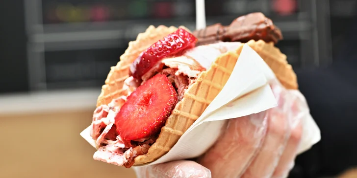 Osvěžení na Národní třídě: rolovaná zmrzlina v kelímku nebo v tacos i ovocné smoothie