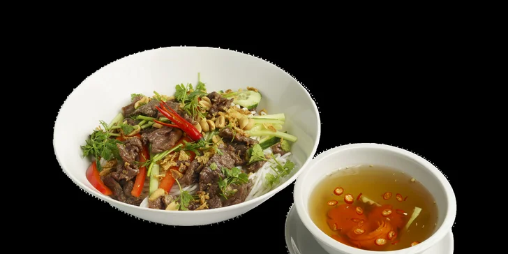 Vietnamský hlavní chod podle výběru: opékané nudle, panang kari s rýží, phở, Bún chả nebo Bún bò Nam Bộ