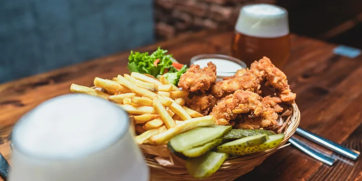 Posezení v Riegrovce pro 2 osoby: kuřecí stripsy, hranolky a pivo IPA z vlastního minipivovaru