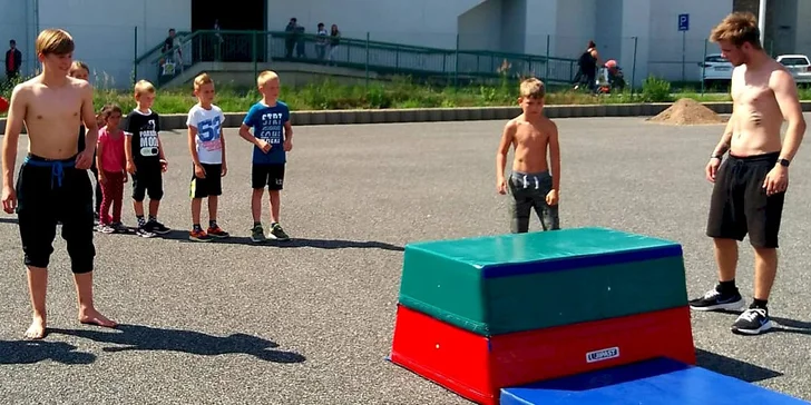 Letní parkourový tábor: pohyb i přednášky a workshopy, 7 nocí v dřevěných chatkách, strava 5x denně