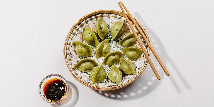 14 nebo 28 jiaozi čínských knedlíčků: zeleninové, kuřecí, vepřové i hovězí, na páře či restované