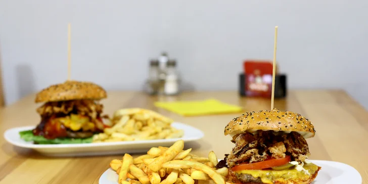Dva macaté burgery s hovězím, slaninou, BBQ i majonézou, hranolky a třeba i 4 piva na zapití