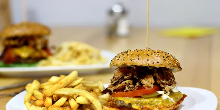 Dva macaté burgery s hovězím, slaninou, BBQ i majonézou, hranolky a třeba i 4 piva na zapití