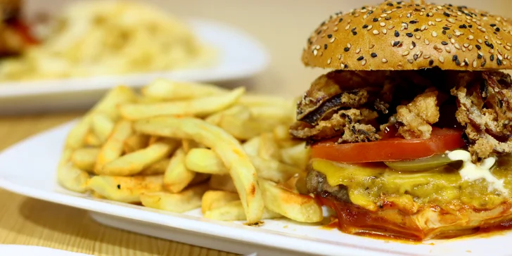Dva macaté burgery s hovězím, slaninou, BBQ i majonézou, hranolky a třeba i 4 piva na zapití