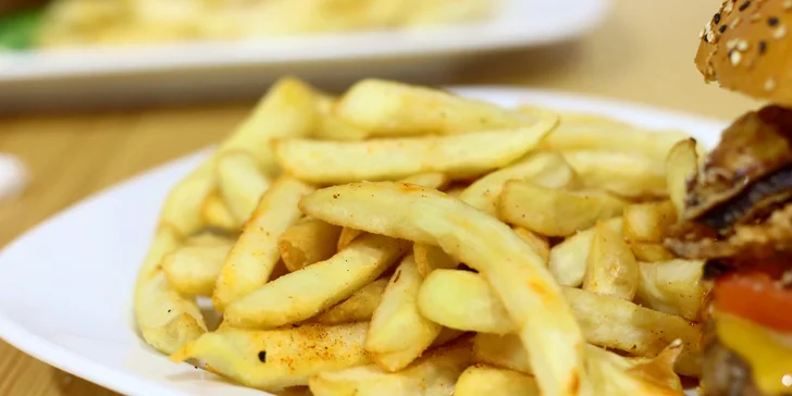 Dva macaté burgery s hovězím, slaninou, BBQ i majonézou, hranolky a třeba i 4 piva na zapití