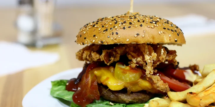 Dva macaté burgery s hovězím, slaninou, BBQ i majonézou, hranolky a třeba i 4 piva na zapití