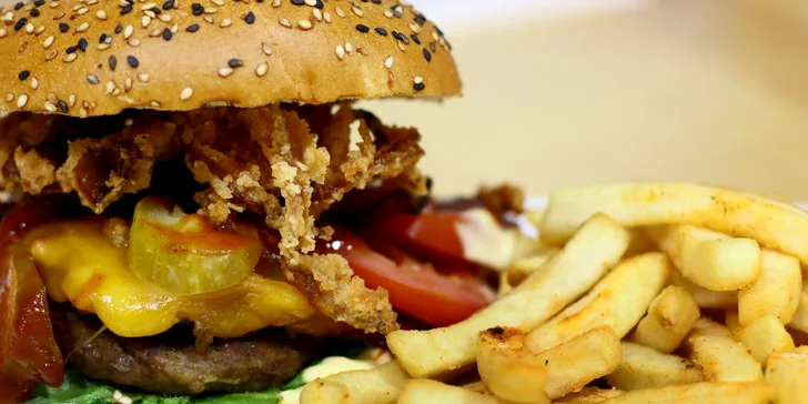 Dva macaté burgery s hovězím, slaninou, BBQ i majonézou, hranolky a třeba i 4 piva na zapití