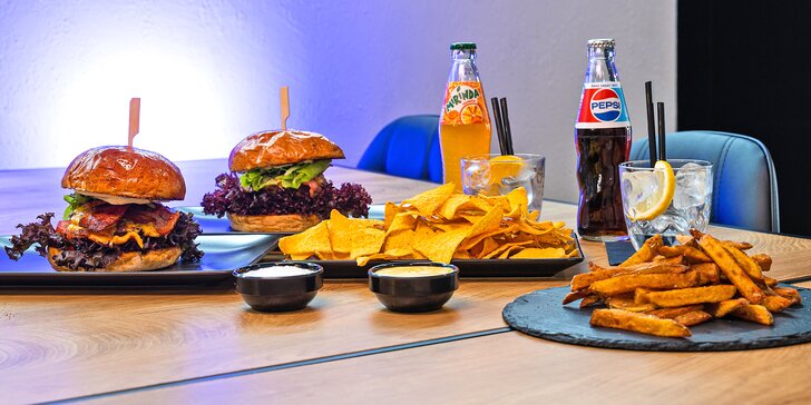Burger dle výběru ze 4 druhů a hranolky, chipsy, nachos nebo cibulové kroužky i pití pro 1 či 2 osoby