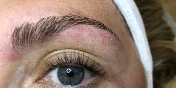 Oslňující pohled: Lash Lifting přírodních řas nebo laminace obočí