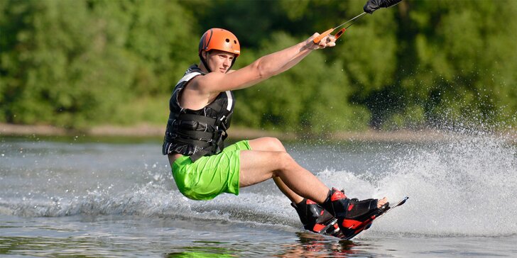 Adrenalin a zábava na vodě: jízdné na wakeboarding včetně zapůjčení vybavení pro 1–4 osoby
