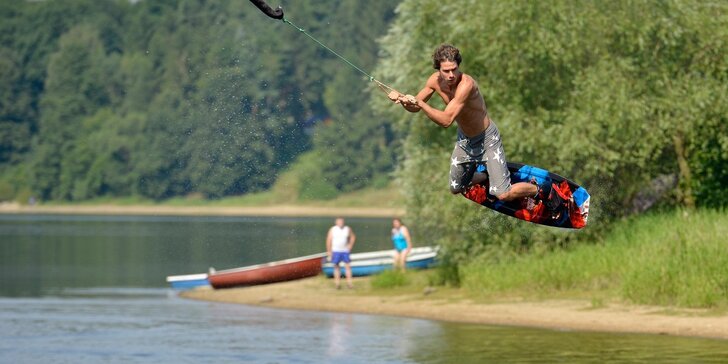 Adrenalin a zábava na vodě: jízdné na wakeboarding včetně zapůjčení vybavení pro 1–3 osoby