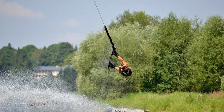 Adrenalin a zábava na vodě: jízdné na wakeboarding včetně zapůjčení vybavení pro 1–3 osoby