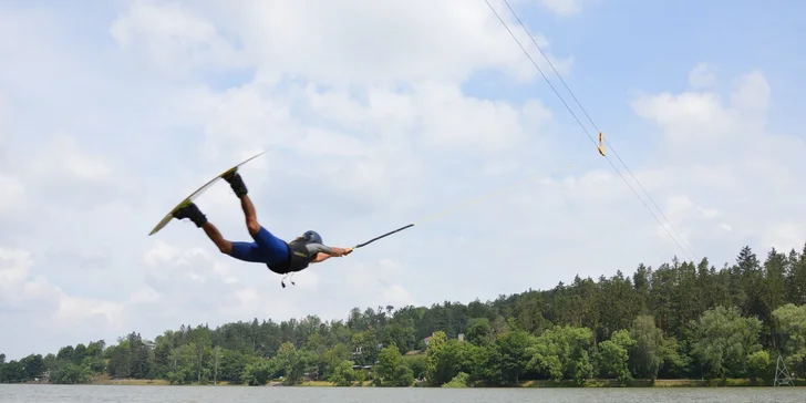 Adrenalin a zábava na vodě: jízdné na wakeboarding včetně zapůjčení vybavení pro 1–3 osoby