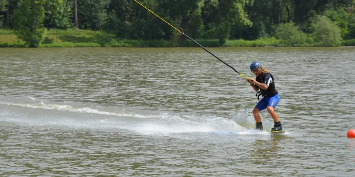 Adrenalin a zábava na vodě: jízdné na wakeboarding včetně zapůjčení vybavení pro 1–3 osoby