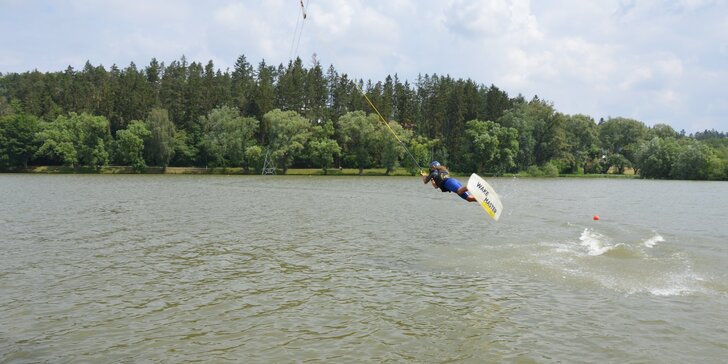 Adrenalin a zábava na vodě: jízdné na wakeboarding včetně zapůjčení vybavení pro 1–3 osoby