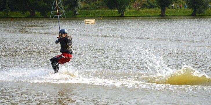 Adrenalin a zábava na vodě: wakeboarding pro 1 až 4 osoby včetně vybavení