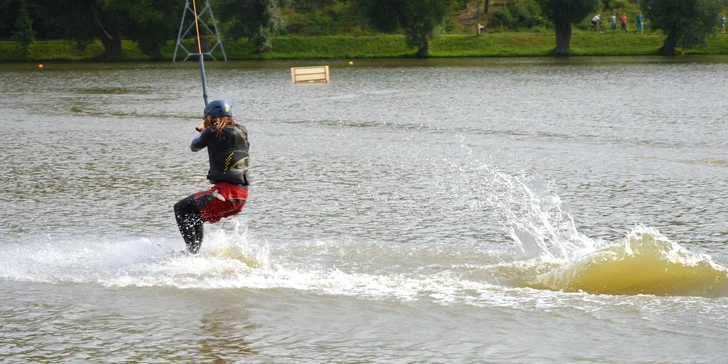 Adrenalin a zábava na vodě: jízdné na wakeboarding včetně zapůjčení vybavení pro 1–3 osoby