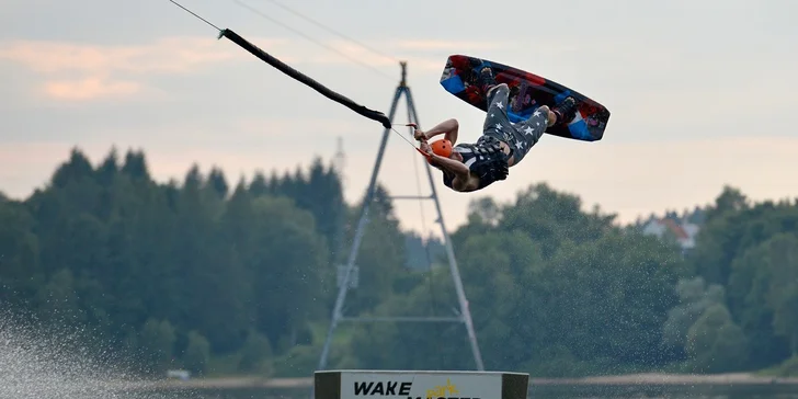 Adrenalin a zábava na vodě: jízdné na wakeboarding včetně zapůjčení vybavení pro 1–3 osoby