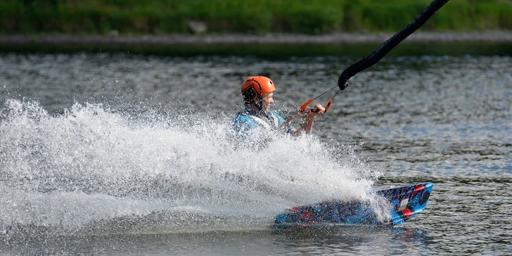 Adrenalin a zábava na vodě: jízdné na wakeboarding včetně zapůjčení vybavení pro 1–3 osoby