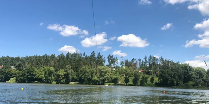 Adrenalin a zábava na vodě: jízdné na wakeboarding včetně zapůjčení vybavení pro 1–3 osoby