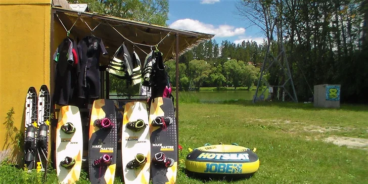 Adrenalin a zábava na vodě: jízdné na wakeboarding včetně zapůjčení vybavení pro 1–3 osoby