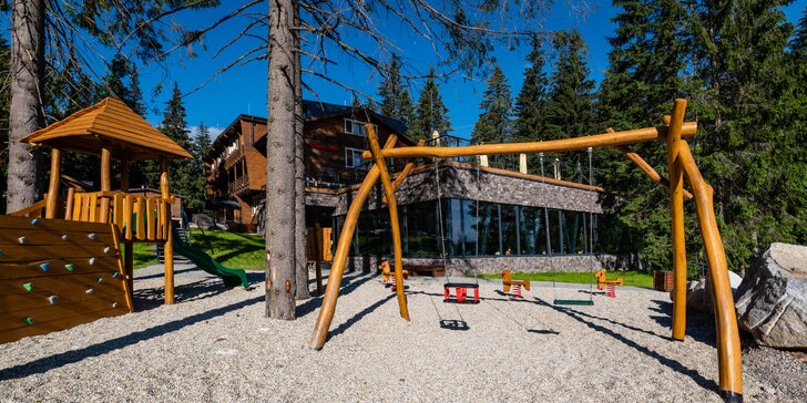 Rodinná dovolená v Nízkých Tatrách: moderní chatky ve skandinávském stylu, polopenze a pobyt pro 2 děti zdarma
