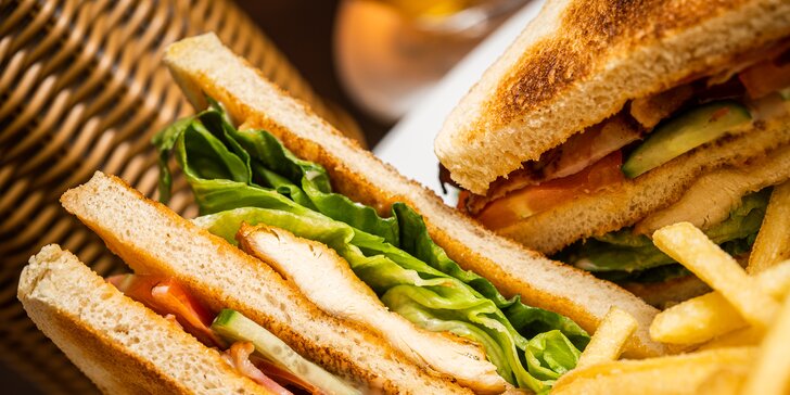 Vyladěný club sandwich s kuřecím masem, hranolky a dip pro 1 či 2 osoby