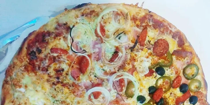 Jedna nebo dvě pizzy podle výběru z 22 druhů, možnost odnosu s sebou