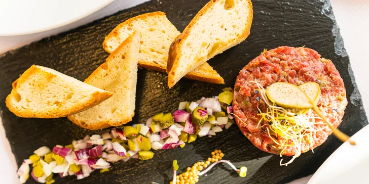 5chodové degustační menu pro dva: hovězí tataráček, dýňový krém i vepřová panenka