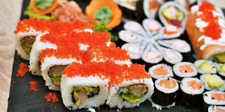 Set 24, 32, 40 nebo 46 kusů sushi i s wakame salátem a nápoji