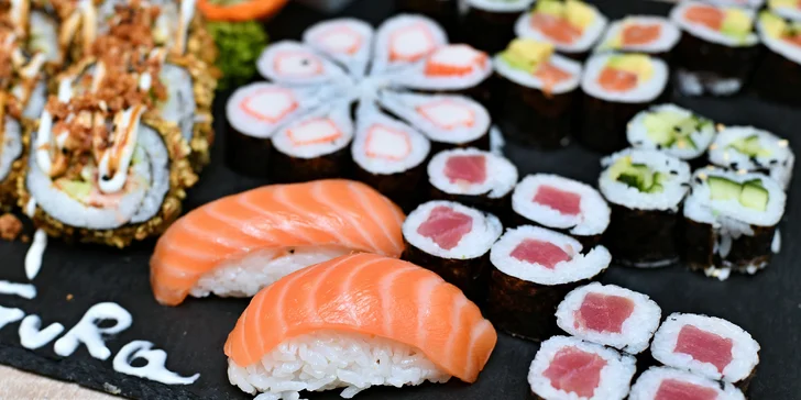 Set 24, 32, 40 nebo 46 kusů sushi i s wakame salátem a nápoji