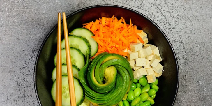 1 nebo 2 poke bowly a limonáda k tomu: miska s krevetami, kuřetem i tofu, malinová či mango limonáda