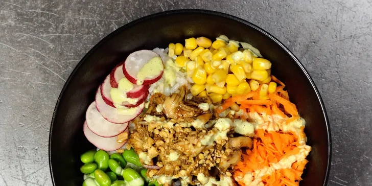 1 nebo 2 poke bowly a limonáda k tomu: miska s krevetami, kuřetem i tofu, malinová či mango limonáda