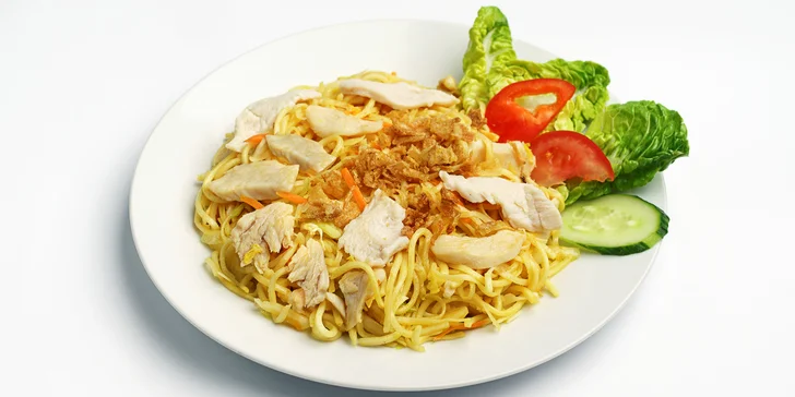 Vietnamský hlavní chod podle výběru: opékané nudle, panang kari s rýží, phở, Bún chả nebo Bún bò Nam Bộ