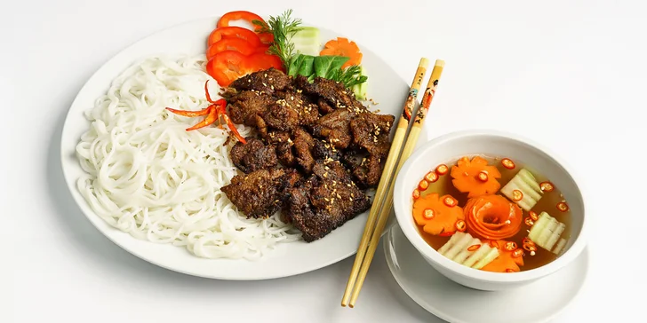 Vietnamský hlavní chod podle výběru: opékané nudle, panang kari s rýží, phở, Bún chả nebo Bún bò Nam Bộ