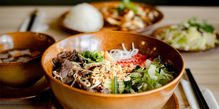 Vietnamský hlavní chod podle výběru: opékané nudle, panang kari s rýží, phở, Bún chả nebo Bún bò Nam Bộ