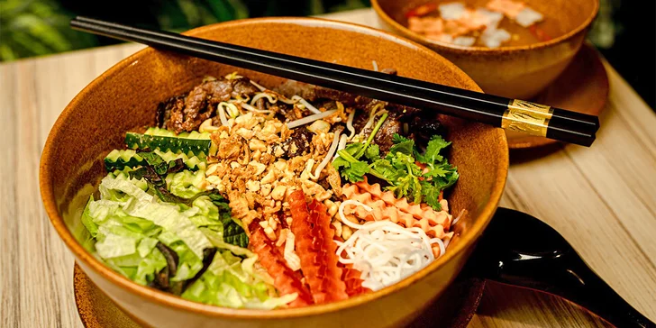 Vietnamský hlavní chod podle výběru: opékané nudle, panang kari s rýží, phở, Bún chả nebo Bún bò Nam Bộ