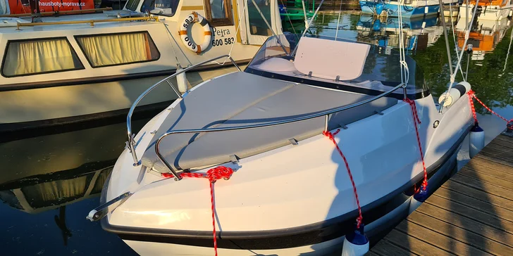 Půjčení kajutového motorového člunu na 6 hodin až pro 5 osob na Baťově kanále